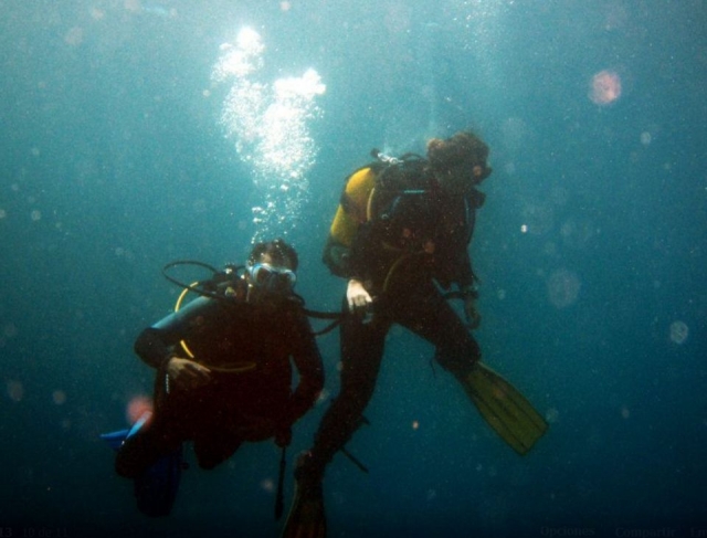Supervisando al alumno de buceo
